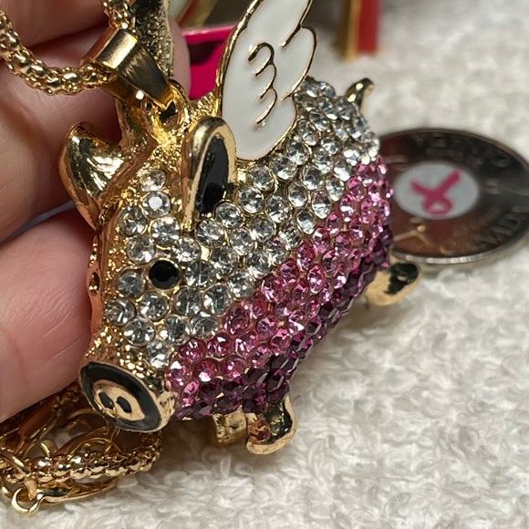 🐷💕💖betsey Johnson flying pig necklace NEW pink/fuchsia - Picture 3 of 11